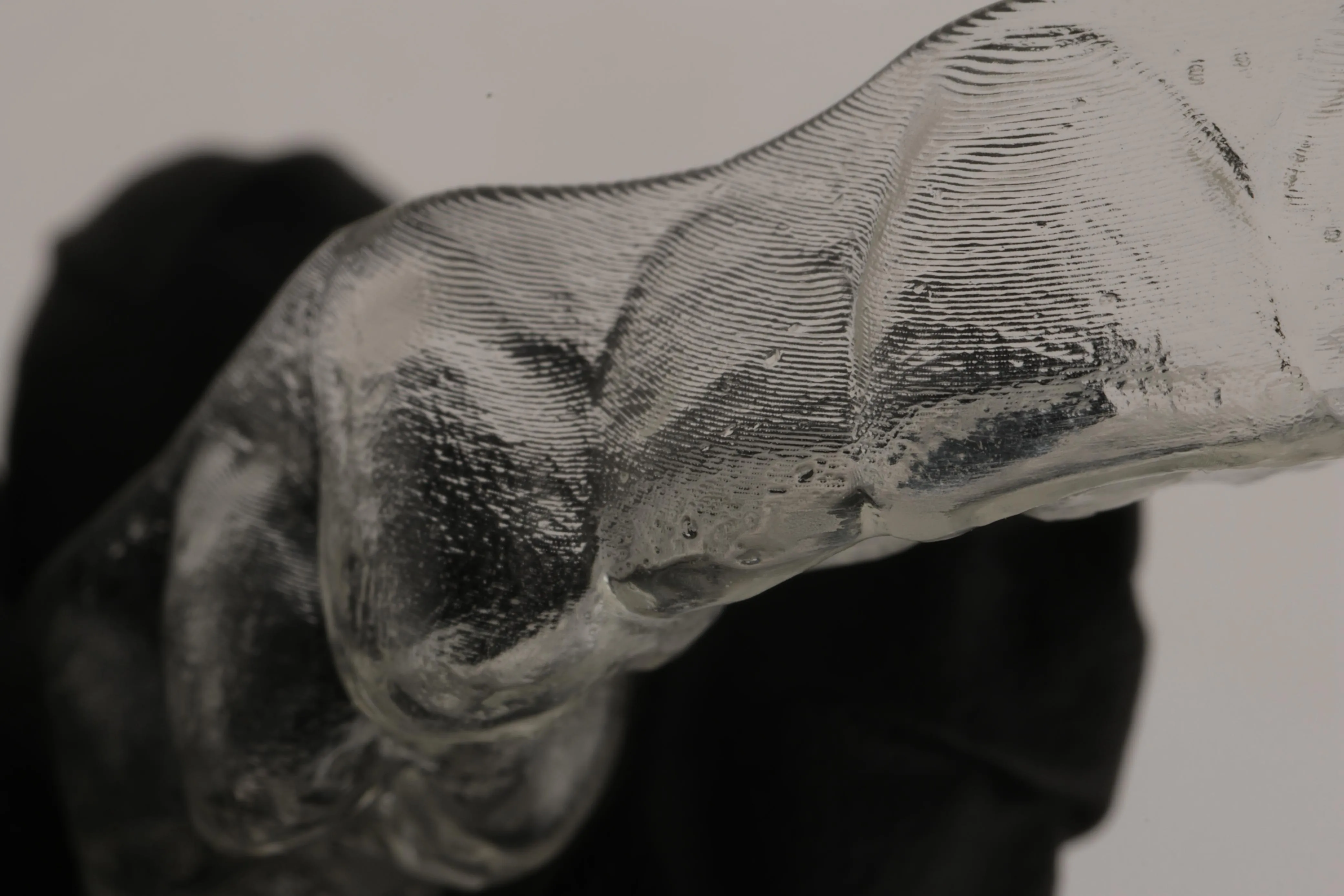 Alineador dental transparente colocado en modelo de arco superior